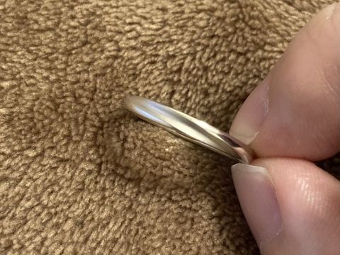 【銀座ダイヤモンドシライシの口コミ】 シンプルながら少し動きを入れたデザインになっています。艶消し加工のブ…