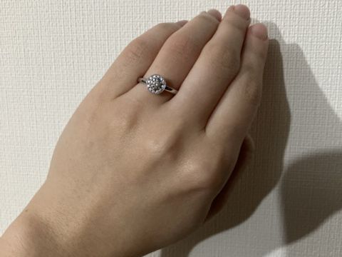 【ケイウノ ブライダル(K.UNO BRIDAL)の口コミ】 中央のダイヤの周りに細かいダイヤがついていて、キラキラ華やか。つけて…