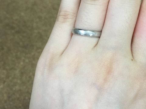 【銀座ダイヤモンドシライシの口コミ】 2人共シンプルな物が好きで、彼と年の差がある事もあり、落ち着いたシンプ…