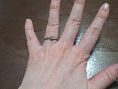 【エクセルコダイヤモンド(EXELCO DIAMOND)の口コミ】 サイドまでメレダイヤが着いているデザインを選択しました。角度によって…