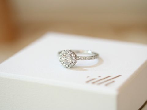 【ith(イズ)の口コミ】 リングの台座が高く、結婚指輪などの他のリングとの重ね付けがしやすいデ…