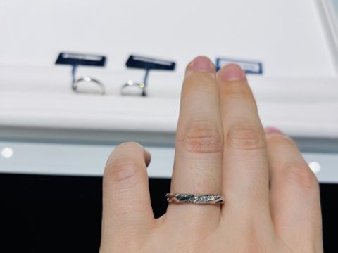【Something Blue(サムシングブルー)の口コミ】 結婚指輪でもさりげなく華やかさがあるものを探しており、試着しました。
…