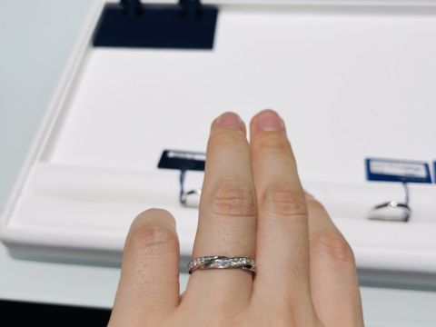 【ROYAL ASSCHER(ロイヤル・アッシャー)の口コミ】 華やかさのある結婚指輪を求めていたため、試着しました。

海外の王室に…