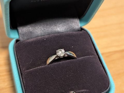 【ティファニー(Tiffany & Co.)の口コミ】 特別な日以外でも身につけられるシンプルなデザインが良かったです。0.3カ…