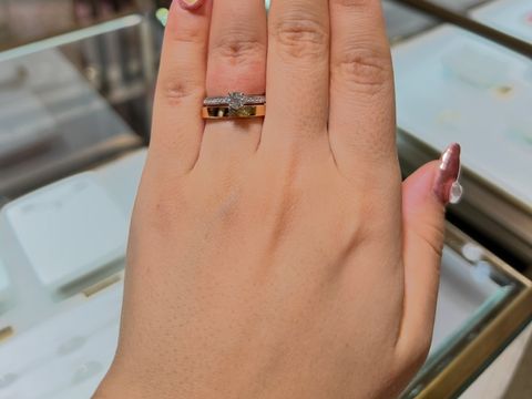 【ブルガリ(BVLGARI)の口コミ】 一癖ある指輪が欲しかったので、真ん中のダイヤ以外にもダイヤモンドが散…