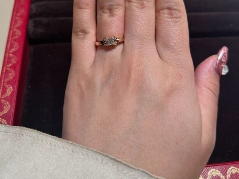 【カルティエ(Cartier)の口コミ】 リボンのデザインが可愛く、試着しました。少し可愛すぎるため年を重ねた…