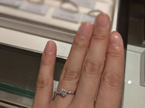 【アイプリモ(I-PRIMO)の口コミ】 指が綺麗に見えるデザインの指輪を選びたかった為、試着しました。また、…