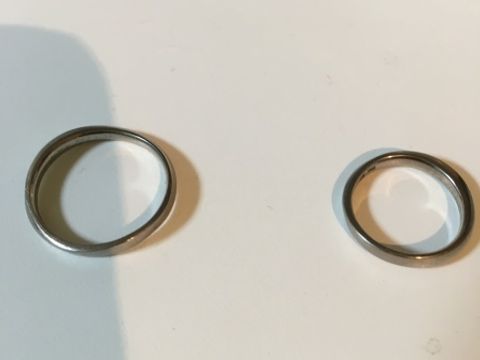 【俄(にわか)の口コミ】 シンプルだけど、どこかおしゃれな雰囲気をもつこの指輪。少しウェーブが…