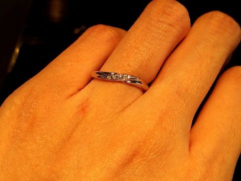 【エクセルコダイヤモンド(EXELCO DIAMOND)の口コミ】 クレアドルーンフィーヌの緩やかなカーブは、私の細い指にとても合ってい…