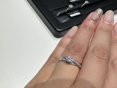 【ラザール ダイヤモンド(LAZARE DIAMOND)の口コミ】 一生ものの婚約指輪なので、ゴージャスで他の人と被らないような婚約指輪…