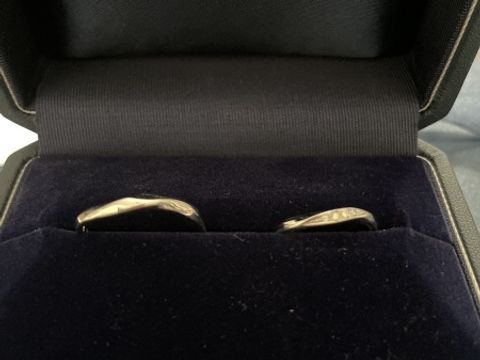 【銀座ダイヤモンドシライシの口コミ】 程よいウェーブラインで指が綺麗に見えます。女性用にはダイヤモンドが5石…