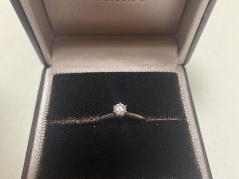 【アイプリモ(I-PRIMO)の口コミ】 ダイヤの輝きが際立つシンプルなデザインで、どのような手にも似合いそう…