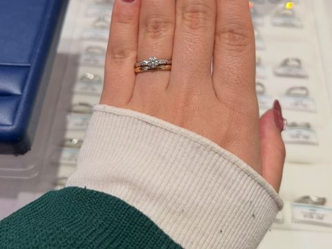 【銀座ダイヤモンドシライシの口コミ】 王道の一粒ダイヤでは物足りなかったので一癖あるものを探していたのです…