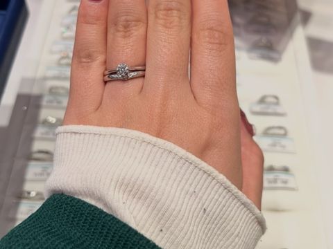 【銀座ダイヤモンドシライシの口コミ】 王道の一粒ダイヤの婚約指輪にきらきらで少し窪みのある結婚指輪のセット…