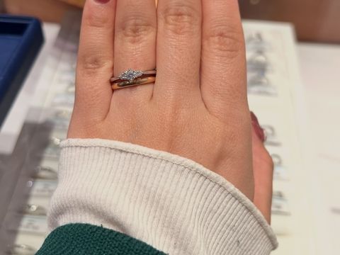 【銀座ダイヤモンドシライシの口コミ】 結婚指輪は肌がイエローベースなこともあり、ゴールドが良いと思っていた…