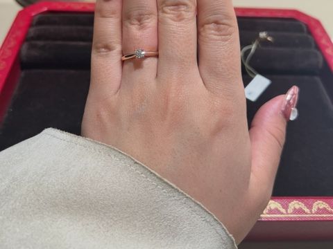 【カルティエ(Cartier)の口コミ】 シンプルでダイヤモンドが目立つデザインです。リングの部分がゴールドで…