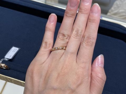 【ショーメ(CHAUMET)の口コミ】 ピンクゴールドで手にもなじんでおり少し捻れていてダイヤモンドの入り方…