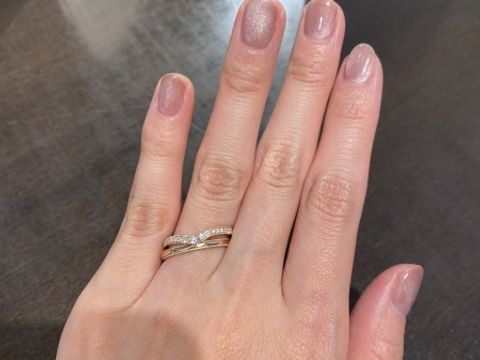 【LUCIE(ルシエ)の口コミ】 ウェーブ方でピンクゴールドの指輪を見ていました。上品でキラキラした指…