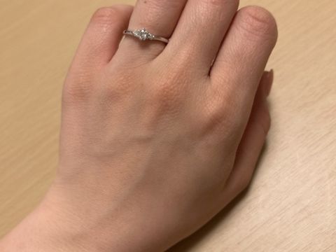 【銀座ダイヤモンドシライシの口コミ】 彼からダイヤモンドのみいただき、後日2人で指輪のデザインを選びに行きま…