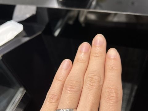 【ラザール ダイヤモンド(LAZARE DIAMOND)の口コミ】 ストレートラインで安定したデザインです。ダイヤモンドが一粒一粒引き立…