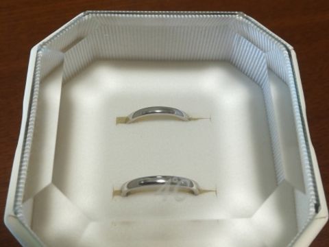 【4℃ BRIDAL(ヨンドシーブライダル)の口コミ】 私たちは飽きずに長く使いたいと話し合っていたので、ダイヤなしでデザイ…