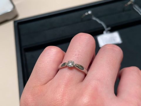 【ティファニー(Tiffany & Co.)の口コミ】 シンプルなデザインが素敵だと思いました。センターのダイヤに向けてリン…