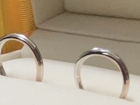 【ケイウノ ブライダル(K.UNO BRIDAL)の口コミ】 2種類の色の違うウェーブがかかったデザインがシンプルさもありつつ、独自…