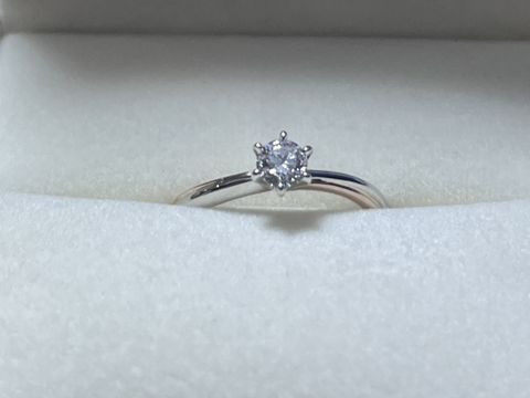 【ケイウノ ブライダル(K.UNO BRIDAL)の口コミ】 2色の金属がウェーブ状のデザインになっていて、シンプルながら個性もある…