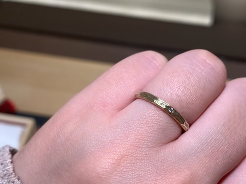 【TOMOE(トモエ)の口コミ】 名前の通り金槌で打ったような個性的なデザインが特徴の指輪で、スタッフ…