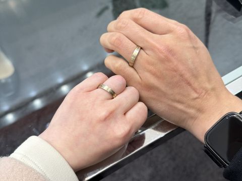 【eduard G. fidel(イージーエフ)の口コミ】 ふたつの金属が混じり合い層になって見える指輪です。形はシンプルですが…