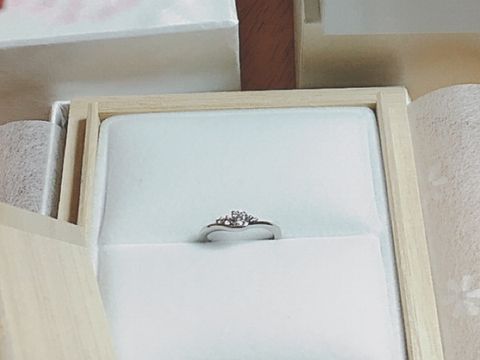 【Mariage ent(マリアージュエント)の口コミ】 一番の決め手は指輪のラインです。
婚約指輪と結婚指輪は同時に購入し、結…