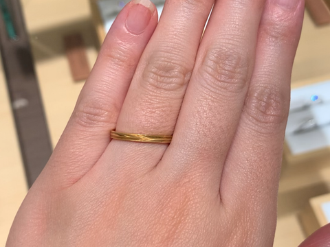 【TOMOE(トモエ)の口コミ】 角度によって色が変わる点がとっても素敵だと思いました。また、男性版と…