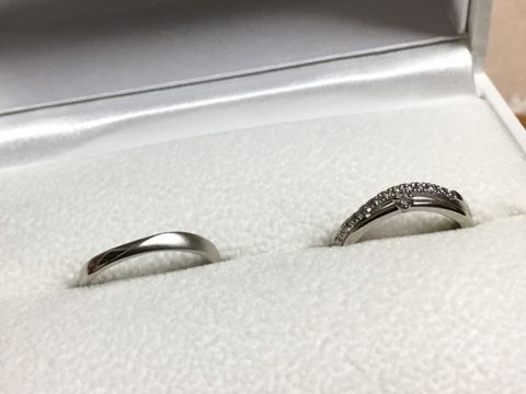 【Une Mariage(アンマリアージュ)の口コミ】 少し変わったデザインが気に入りました。
婚約指輪と重ねづけをする時は上…