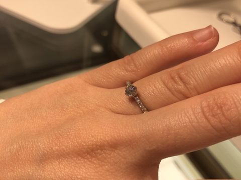【FOREVERMARK(フォーエバーマーク)の口コミ】 センターダイヤモンドは６本爪を探しておりました。
個人的に４本爪だと、…
