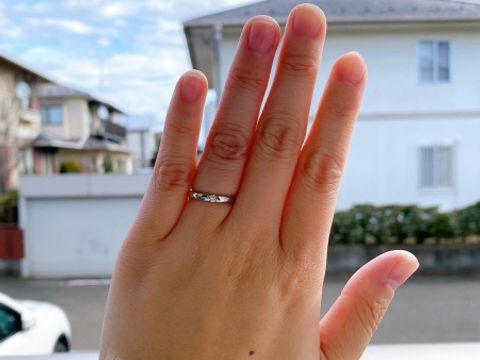 【銀座ダイヤモンドシライシの口コミ】 この指輪のデザインは他にあまりなく、真ん中のワンメレタイプのダイヤが…