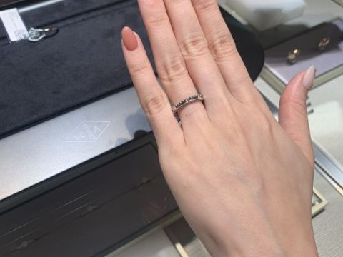 【ヴァン クリーフ＆アーペル(Van Cleef & Arpels)の口コミ】 素材はプラチナであること、他にはないヴァンクリらしいデザインで人と被…