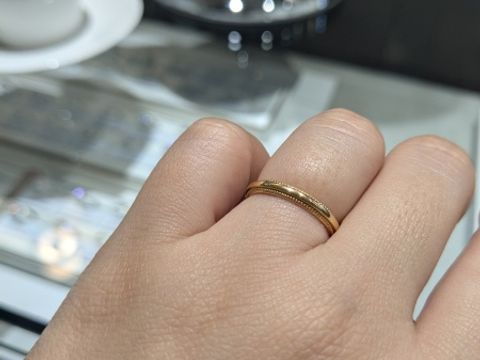 【アイプリモ(I-PRIMO)の口コミ】 ミル打ちデザインのイエローゴールドの指輪です。鍛造製法とのことで硬く…