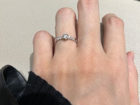 【ショーメ(CHAUMET)の口コミ】 デザインが個性的でかわいい雰囲気なので着用しました。ダイヤモンドのサ…