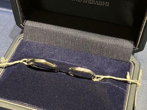【銀座ダイヤモンドシライシの口コミ】 結婚指輪を単体でつけてる時は目立ちすぎず、婚約指輪と重ね付けしたとき…