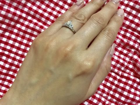 【4℃ BRIDAL(ヨンドシーブライダル)の口コミ】 どんなデザインの婚約指輪が欲しいか聞かれて、ネットで調べていてこちら…