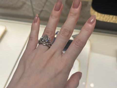 【ショーメ(CHAUMET)の口コミ】 ティアラのようなデザインでとにかくキラキラ、華やかで可愛いです。ずっ…