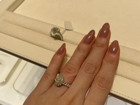 【グラフ(GRAFF)の口コミ】 メインの大きい石のまわりを小さい石で囲っているデザインなので実際のカ…