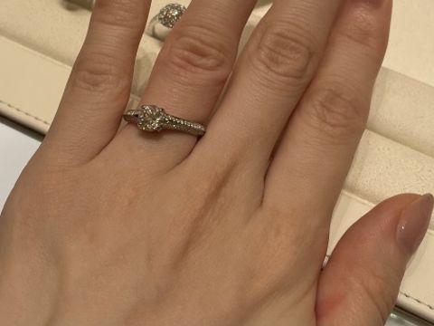 【グラフ(GRAFF)の口コミ】 一見よくあるシンプルな婚約指輪ですが台座のところまでマレダイヤが入っ…