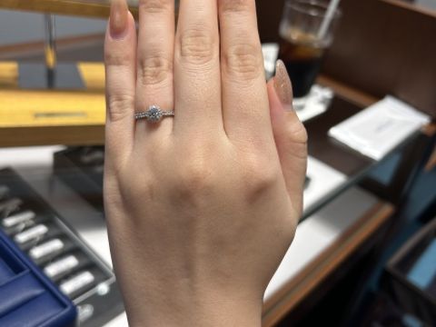 【銀座ダイヤモンドシライシの口コミ】 私の指の形がAラインになっており、ストレートの指輪のデザインが似合って…