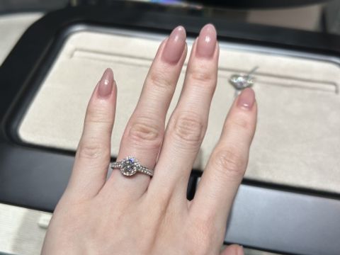 【ヴァン クリーフ＆アーペル(Van Cleef & Arpels)の口コミ】 ころんとした女性らしいイコーヌのデザインがとにかく可愛く、心が惹かれ…