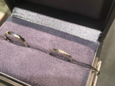 【ラザール ダイヤモンド(LAZARE DIAMOND)の口コミ】 デザインはストレートでありながら、斜めにメレダイヤとラインが入ってい…