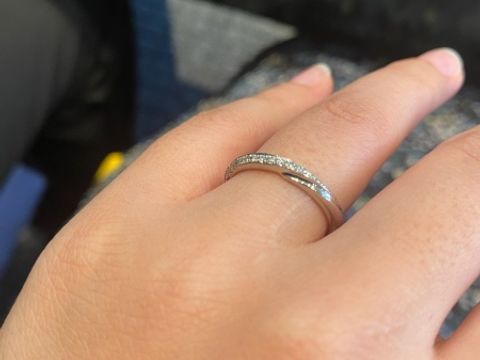 【エクセルコダイヤモンド(EXELCO DIAMOND)の口コミ】 メレダイヤモンドが斜めに入ったエレガントなデザインで、ストレートなが…