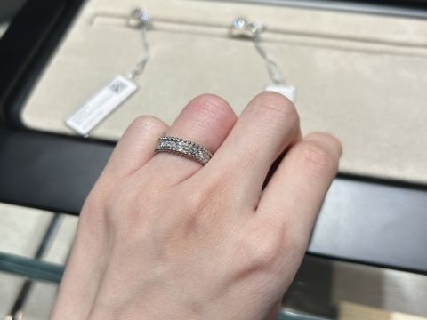 【ヴァン クリーフ＆アーペル(Van Cleef & Arpels)の口コミ】 シンプルですがダイヤの煌めきが華やかで手元がパッと明るくなるデザイン…