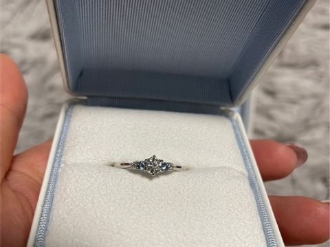 【Only You(オンリーユー)の口コミ】 指輪のデザインはダイヤモンドと誕生石が一緒になったデザインです。定番…