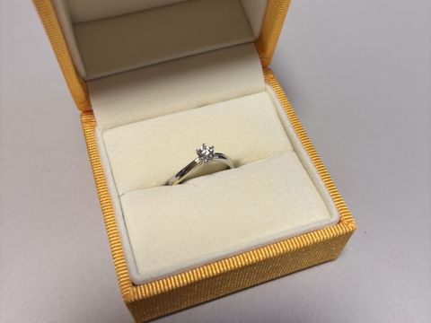 【ケイウノ ブライダル(K.UNO BRIDAL)の口コミ】 中央にダイヤがついて、ウェーブの入ったデザインを探していました。こち…